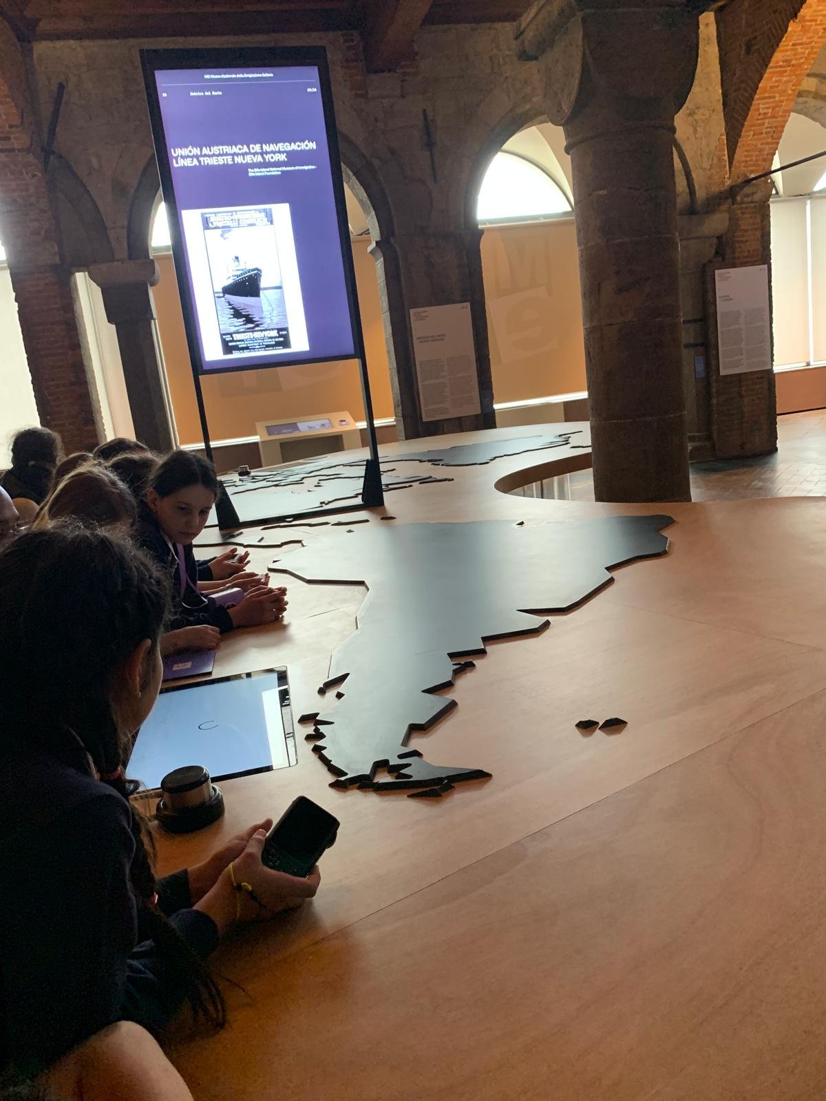 Laboratorio sulle migrazioni con cartina interattiva al Galata Museo del Mare scuola primaria Pianezza