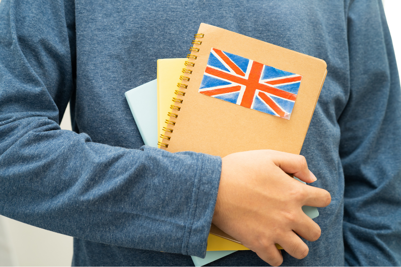 Studente con libri per il percorso Cambridge delle Scuole dell’Arca